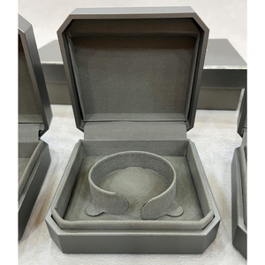 Caja de Regalo de Plástico Negro de Lujo Personalizada con Logotipo, Caja de Joyería de Terciopelo con Luz LED para Collares y Anillos - Product Image 3