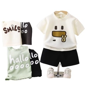 Set Estivo per Ragazzi: Maglietta e Pantaloncini in Cotone con Stampe di Cartoni Animati e Lettere - Product Image 1