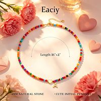 Colliers Initiaux Colorés Eaciy pour Filles, Femmes, Enfants et Adolescentes – Collier Ras-du-Cou Tendance Perlé et Délicat avec Lettres – Chaîne en Laiton et Bambou