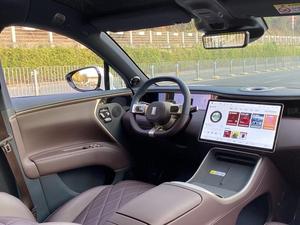 AVATR 11 2025 d'occasion, modèle de luxe SUV à 4 portes et 5 places, propulsion arrière, autonomie étendue, REEV, blanc sur rouge bordeaux - Product Image 4