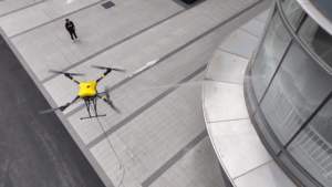 Drone de nettoyage ROI stratégique : Réduit les coûts de main-d'œuvre manuels – Laveur professionnel de bâtiments UAV pour les opérations de propriétés commerciales - Product Image 3