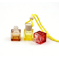 Diffuseur de parfum carré en verre avec bouchon à vis et bâtonnets diffuseurs, capacité 8 ml, sérigraphié pour parfum de voiture