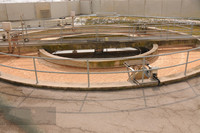 Usine de traitement des eaux usées clarificateur de boue réservoir d'eau de sédimentation grattoir à boues de type pont