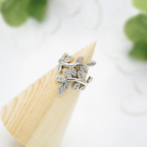 Anello da Donna con Ramo d'Ulivo e Foglia Intarsiati di Zirconi, Gioiello Creativo per Uso Quotidiano - Product Image 2