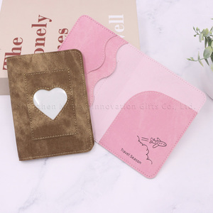 Bonito Porta Pasaportes <span class=keywords><strong>de</strong></span> Cuero PU con Ventana para Foto <span class=keywords><strong>de</strong></span> Corazón, Porta Tarjetas <span class=keywords><strong>de</strong></span> Crédito Delgado con Múltiples Bolsillos para Viajes en Avión, Regalo para Vacaciones - Product Image 2