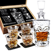 Ensemble de verres à whisky et à vin en bois avec bouteille en cristal