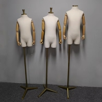 Mannequin mignon de bébé garçon de demi-corps pour l'affichage de fenêtre de boutique