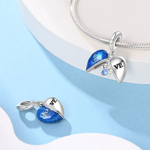 Un colgante de esmalte azul plateado con circonitas, flores, estrellas y motivos de animales, ideal para la creación de joyas. - Product Image 2