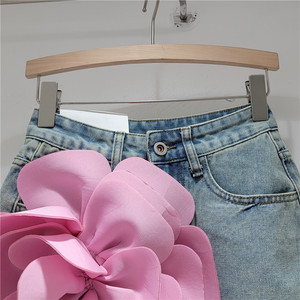 Faldas de mezclilla de cintura alta con diseño de flores 3D grandes y pantalones cortos de seguridad forrados para mujer, a la moda. - Product Image 4