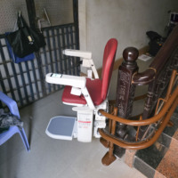 Monte-escalier incurvé pour la maison, structure en acier robuste à traction pour la sécurité et la commodité des personnes âgées