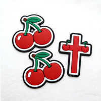 Fabricant en gros de patchs PVC 3D à coudre avec logo personnalisé, en caoutchouc souple 2D, avec motifs de fleurs, d'alphabet et de cœurs