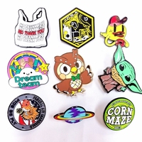 Fabricant en gros de badges personnalisés en métal émaillé dur et doux, badges de revers à l'effigie d'animaux de dessin animé, badges pour casquettes et badges pour chapeaux