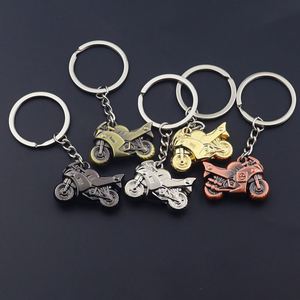 Porte-clés créatif 3D en métal en forme de casque de moto et pendentif de sac locomotive - Product Image 2