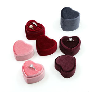 Boîte à bague personnalisée en forme de cœur vintage - Matériau en velours rose, emballage cadeau haut de gamme pour bijoux de mariage et de fiançailles - Product Image 1