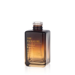 ขวดสเปรย์แก้วสีเหลืองอำพันทรงเหลี่ยมแบบไล่เฉดสี ขนาด 50 มล. ก้นหนา หรูหรา ยี่ห้อ YAN Packaging พร้อมฝาพลาสติก สำหรับโทนเนอร์บำรุงผิวหน้า - Product Image 5