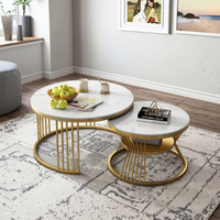 Exklusive Nordische Moderne Couchtische mit Marmorplatte, Weißes Metall, Stein, Gold, Verschachtelter Beistelltisch für Wohnzimmer und Wohnmöbel