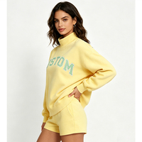Ensemble deux pièces décontracté pour femme : Sweat-shirt ample à col montant et épaules tombantes, imprimé patchwork personnalisé, et short – Collection Boutique Loungewear