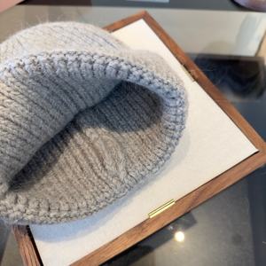 Gorro de Punto Cálido y Moderno de Marca de Lujo, 100% Lana Pura, Bordado 3D, Protección para las Orejas, Cálido, Apto para Hombres y Mujeres - Product Image 2