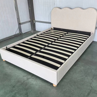 Lit plateforme luxueux et moderne en tissu beige avec rangement, taille King/Queen