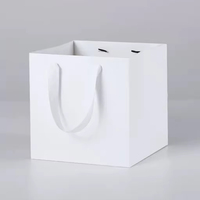 Sac cadeau en papier à fond carré personnalisé pour l'emballage de gâteaux et de fleurs avec poignée pour la vente au détail de bouquets