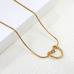 Collier personnalisé en acier inoxydable plaqué or 18 carats, anti-ternissement, avec pendentif cœur torsadé creux, bijoux minimalistes pour femmes - Product Image 3