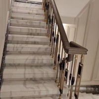 Rampe d'escalier simple en alliage d'aluminium moderne, personnalisée professionnellement, haute résistance, moulage intégral, résistante à l'eau, pour toutes les villas