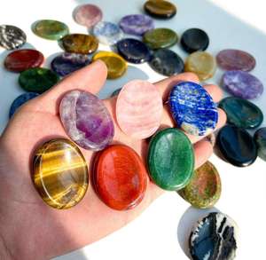 Vente en gros de pierres de cristal de guérison naturelle, pierre d'inquiétude, pierre de pouce multi-gemmes, pierre de pouce faite à la main, style Feng Shui, mélange de pierres de pouce multi-gemmes - Product Image 5
