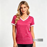 Kaos Wanita Lengan Pendek Warna Merah Mawar dengan Trim Kontras Putih, Kerah V, Manset Berpita, dan Cetakan Geometris