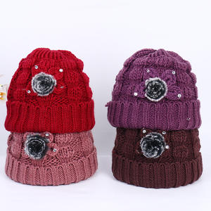 Gorro de punto para mujer con pompón de piel, gorro cálido de invierno para mujeres de mediana edad y mayores - Product Image 1