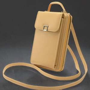 Bolso bandolera femenino para uso diario en fibra de poliéster blanca con diseño acanalado en forma de media luna. - Product Image 3