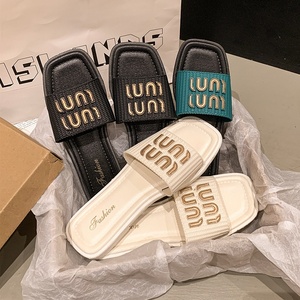 Damen Maßgefertigte Rutschfeste Flache Sandalen mit Metalldekoration Modetrend Plateau-Hausschuhe Bequem Strapazierfähig für den Sommer - Product Image 1