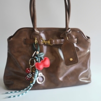 Porte-clés Y2K dés cerises, breloque de sac menottes boule 8, pendentif sac à dos avec sangle tressée à la main, accessoire esthétique vintage