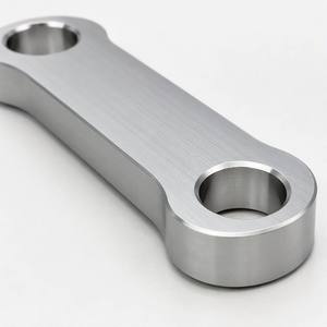 Bras de suspension en aluminium usiné CNC, avec deux trous aux extrémités, contour arrondi, anodisé, pour support de liaison de ressort à lames - Product Image 1