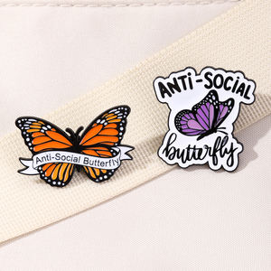 ปิ่นเคลือบโลหะผสมสังกะสีรูปผีเสื้อป้องกันสังคม-พิมพ์ยูวีสดใสปกกระเป๋าเข็มกลัดที่มีเสน่ห์ทนทานอุปกรณ์เสริมอารมณ์ขันเหมาะเป็นของขวัญ - Product Image 2