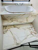 Îlot de cuisine en pierre naturelle de luxe italienne blanche, avec comptoir en marbre Calacatta Gold, idéal pour baignoire et carrelage de sol
