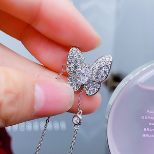 Delicata collana con farfalla intarsiata in zirconi, accessorio trendy da donna per il collo, pronta per la spedizione. - Product Image 1