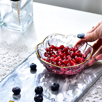Excelente moderne geëmbosseerde glazen serveerschaal met bloemvorm, milieuvriendelijk, voedselveilig, voor desserts, fruit en salades, met gouden rand, schattig.