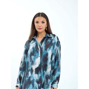 Chemisier asymétrique décontracté en mousseline de soie boutonnée pour femme Munich, motif tie-dye bleu, manches longues - Product Image 2