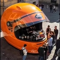 Escultura de Casco de Motocicleta Gigante Personalizada de Fibra de Vidrio, Instalación Artística para Exteriores, Decoración para Cafeterías y Plazas Comerciales