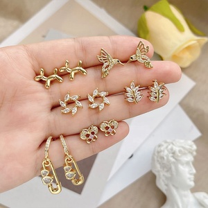 Mini pendiente con tachuelas de mariposa pequeña para perro, decoración de diamantes de imitación de circonia, pendiente de tuerca recubierto de oro - Product Image 1