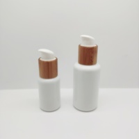 Flacon pompe en verre cosmétique 50ml 100ml, blanc opale, à épaule ronde, pour lotion, avec pompe en bambou