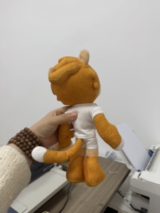 Peluche Mascotte Mondiali 2026 ZAYU MAPLE CLUTCH 25cm, Regalo Personalizzato per Appassionati <span class=keywords><strong>di</strong></span> Calcio - Product Image 6
