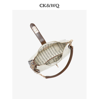 Sacs de créateur de luxe discret SS 2026, sacs à bandoulière noirs pour femmes avec logo gaufré, sacs bandoulière multi-positions à chaîne pour femmes, vente en gros