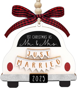 2025 primo natale sposato ornamento di legno il nostro primo natale come Mr e Mrs per le coppie - Product Image 1