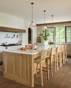 Vermonhouzz - Cuisine américaine sur mesure <span class=keywords><strong>de</strong></span> style farmhouse avec tabourets <span class=keywords><strong>de</strong></span> <span class=keywords><strong>bar</strong></span> en <span class=keywords><strong>rotin</strong></span> et robinet en laiton pour hôtel et milieu haut <span class=keywords><strong>de</strong></span> gamme - Product Image 1