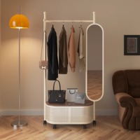 Porte-manteau moderne en métal Tangke avec miroir pleine longueur style crème, support mobile simple et miroir de dressing intégré pour la maison