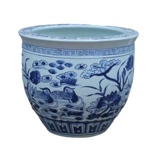 Pot de fleurs chinois antique peint à la main, motif mandarins bleus et blancs jouant dans l'eau - Product Image 1