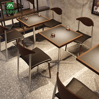 Ensemble table et chaises de bar en bois et métal de style industriel rétro sur mesure, plateau en pierre frittée, durable, écologique, restaurants