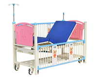Lit d'hôpital manuel à double manivelle réglable certifié ISO pour les enfants patients Construction en métal/acier avec rails latéraux à roues