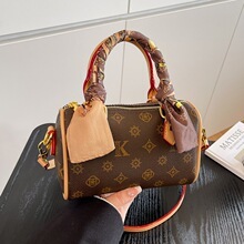 Nouveau <span class=keywords><strong>Sac</strong></span> Fourre-tout Léger en PU de Luxe Vintage de Marque Célèbre pour Femme, avec Fermeture Éclair, Tendance, Imprimé, Forme Oreiller, Porté Épaule ou en Bandoulière - Product Image 3